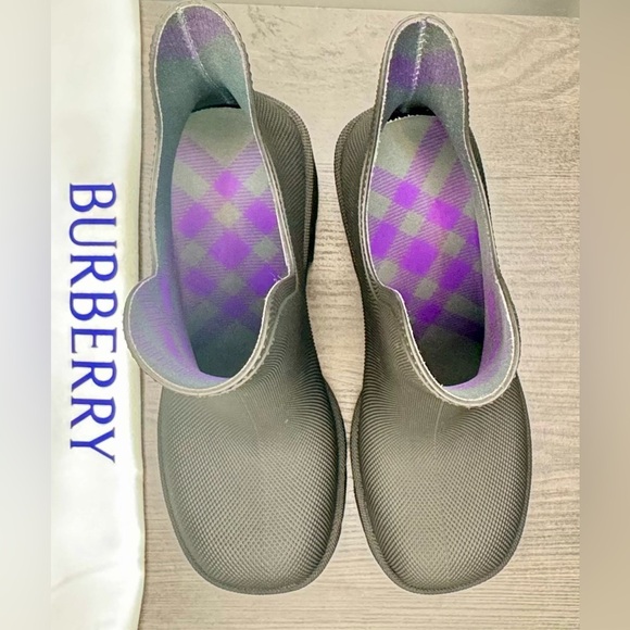 BURBERRY
Black Ankle Rain Boots
Women’s size EU 38 - Picture 4 of 8